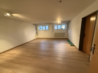 Mehrzweckraum und Garagenparkplatz